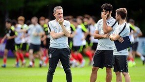 [현장리포트] 이틀째도 미완성 벤투호…전술 훈련 개시