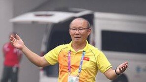 “박항서 감독 연봉 너무 적다” 베트남 매체 지적…인니 감독의 1/8?