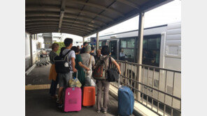 “전기·통신 두절…너무 무서웠다” 日 간사이공항 폐쇄에 한국 관광객들 고립