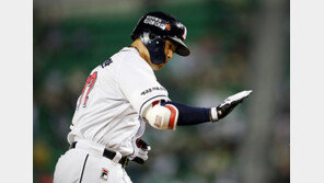 김재환, 전설적인 거포들과 어깨 나란히