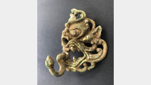 경주 황룡사 터서 국내 최초 금동귀면 출토