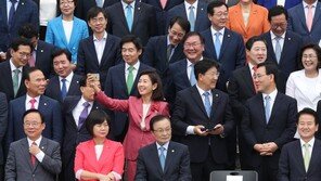 [청계천 옆 사진관]‘협치’ 구호 외치며…국회의원 단체 기념촬영 하던 날