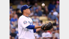 ‘수비 지원 無’ 류현진 6이닝 5실점으로 패전