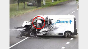 [영상] 대형트럭과 정면 충돌에도 멀쩡…천운 타고난 운전자