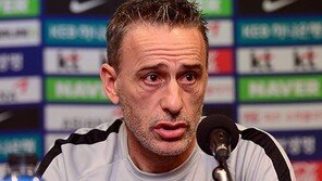 ‘데뷔전 출격’ 벤투 감독 “AG 금빛 기운 이어가겠다”