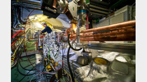 ‘플라스마 파도’ 만들어 입자 가속… 소형 가속기 실험 성공