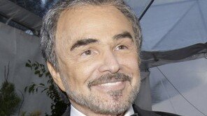 1970년대 ‘섹시스타’ 버트 레이놀즈 별세…향년 82세