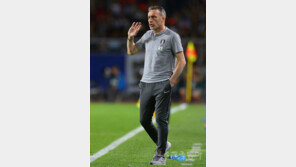 ‘데뷔전 쾌승’ 벤투 감독 “대표팀 축하받아야…기성용은 계속 남을 것”