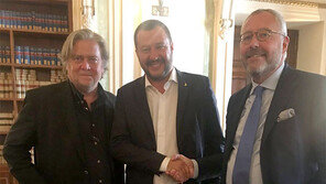 배넌이 살비니와 反EU 손잡은 날, 메르켈-마크롱 EU주권 논의