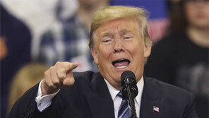 트럼프, 애플 이어 포드에 “美서 만들면 무관세” 압박