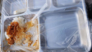 “씻을 곳 마땅치 않아”…軍 야외훈련 때마다 일회용품으로 식사