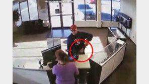 [영상] ‘앗! 내총’ 어리바리 강도, 뜻밖의 상황 역전에 혼비백산