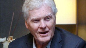 노벨 생리의학상 마이클 영 교수 “야근-야식 잦으면 몸 생체시계 뒤죽박죽”