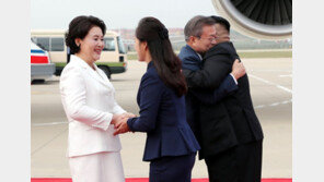 日아사히신문 “문재인 대통령-김정은 이례적 포옹, 미국 견제 목적” 보도