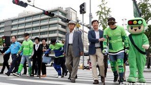 “어르신들 횡단보도 안전하게 건너세요”