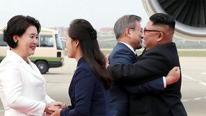 김정은 부부 공항 영접-카퍼레이드… 이전과 달라진 北의 ‘접대’