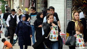 “못 살겠다. 떠나고 보자” 이란에 부는 ‘탈 이란’ 바람