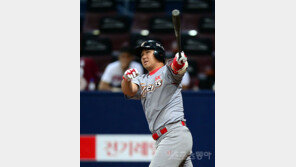 ‘61일 만의 홈런’ 기지개 켠 최정, SK PO 직행 천군만마
