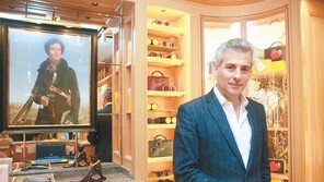 300년 가죽공예 노하우 담아… “매혹하라, 아름다움으로”