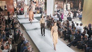 17년 만에 새시대 연 버버리… 대담한 패턴, 그리고 파격