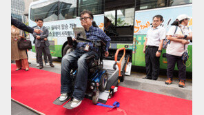 “장애인도 휠체어 싣는 버스타고 여행 떠나요”