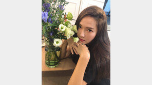 ‘얼음공주’ 제시카, 이번엔 꽃과 미모 대결…승자는