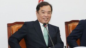 김병준 “실패한 사람이 실패 거듭…안보문제 잘 고민하길”