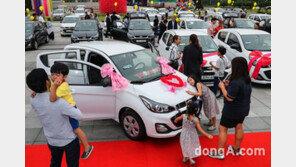 한국GM, 저소득 가정에 ‘쉐보레 스파크’ 30대 기증