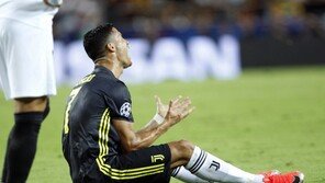 ‘호날두 퇴장’ 유벤투스, 발렌시아에 2-0 승리