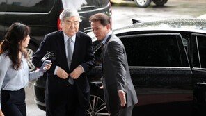 올해만 4번째 포토라인 선 조양호 회장…타깃 수사 ‘이례적 압박’