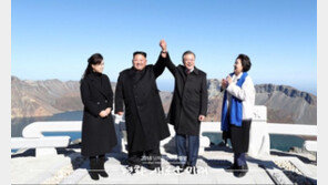 문재인 대통령-김정은,  손 맞잡고 인증샷…백두산 천지 ‘선명’