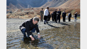문 대통령 부부, 한라산 물 반 뿌리고, 빈 공간에 백두산 천지 물 담아 ‘합수’