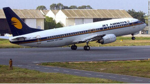 印 제트 에어웨이즈기, 기압 떨어져 승객 30여명 코·귀에서 피흘려