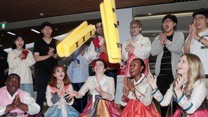 외국인 유학생들 “윷 나와라”