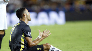 “호날두 퇴장감 맞아?”… 시끄러운 챔스리그