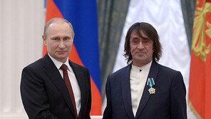 “지각대장 푸틴, 20년 인연 내 공연에도 늦어”