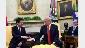 트럼프 “내 친구 아베, 연임 성공 축하”