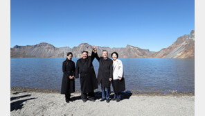 김정은 위원장 “손가락 하트 어떻게?…나는 모양이 안 나옵니다”