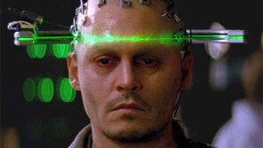 [TV속 영화관]슈퍼컴퓨터 완성 앞두고 죽은 과학자, 컴퓨터 통해 살아나다