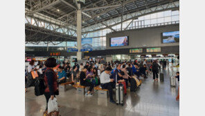 추석 연휴 첫 날 부산역·버스터미널…“고향 방문 설레요”