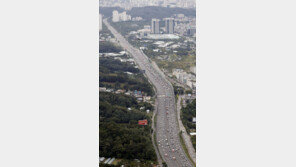 추석 연휴 첫날 귀성길 막힘 여전…“하행 정체 완만히 감소”