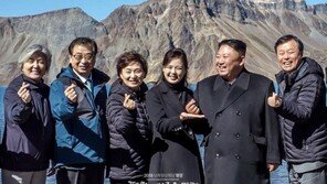 靑, 김정은 ‘손가락 하트’ 사진 공개…“모양이 안 나와”