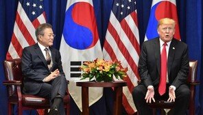 트럼프, 文대통령에 ‘만년필’ 선물…정의용은 볼턴에 ‘윙크’