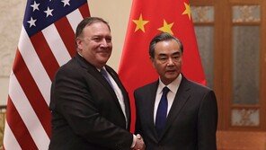 왕이 “패권주의에 절대 반대”…美 추가관세 발동에 반발