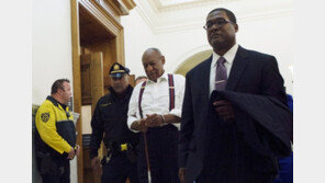 ‘성폭행 혐의’ 코미디언 빌 코스비, 최고 10년 실형선고…수갑차고 교도소행