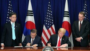 트럼프, 文대통령에 펜 ‘깜짝 선물’…김정숙 여사는 BTS에 ‘이니시계’ 선물