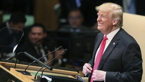 트럼프 유엔 총회 연설서 자화자찬…각국 정상들 ‘웃음’