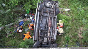 울산서 5m 다리 밑으로 차량 추락…남성 2명 중상
