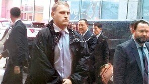 美, 北 리용호에 ‘계류장 입국’ 특급 의전