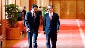 귀국하는 文대통령, 남북·한미회담 후속 전념…유은혜 ‘고심’
